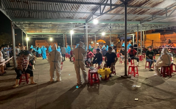 Xuyên đêm lấy mẫu xét nghiệm Covid-19 tại cảng cá Thọ Quang (TP Đà Nẵng)